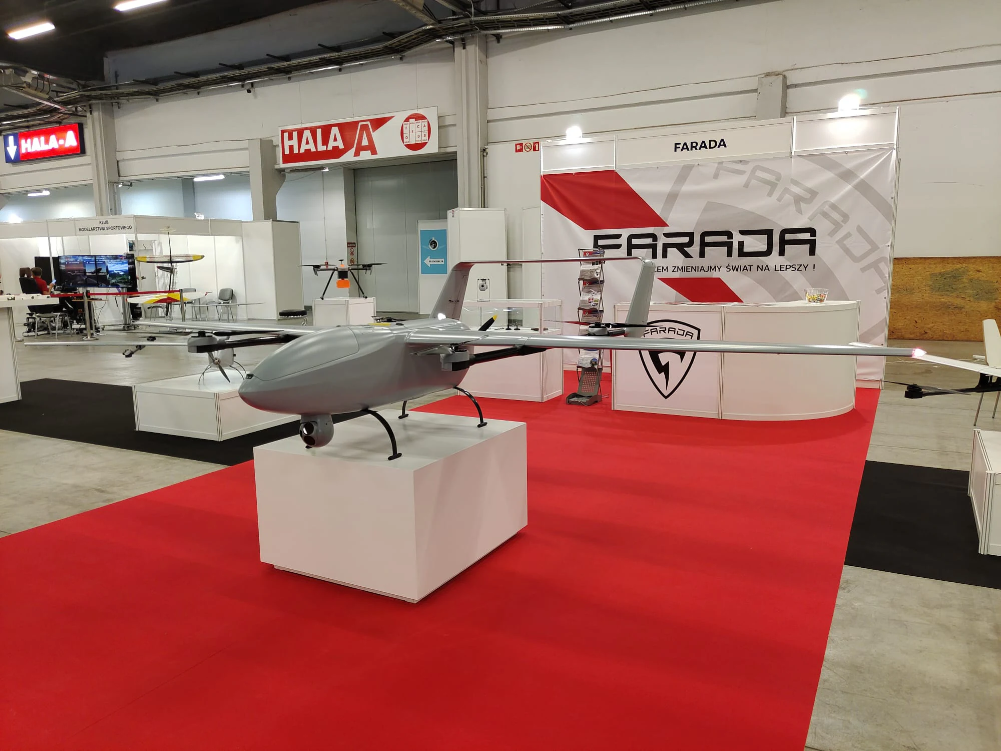 Płatowiec Farada G1 VTOL na stoisku targowym w Kielcach