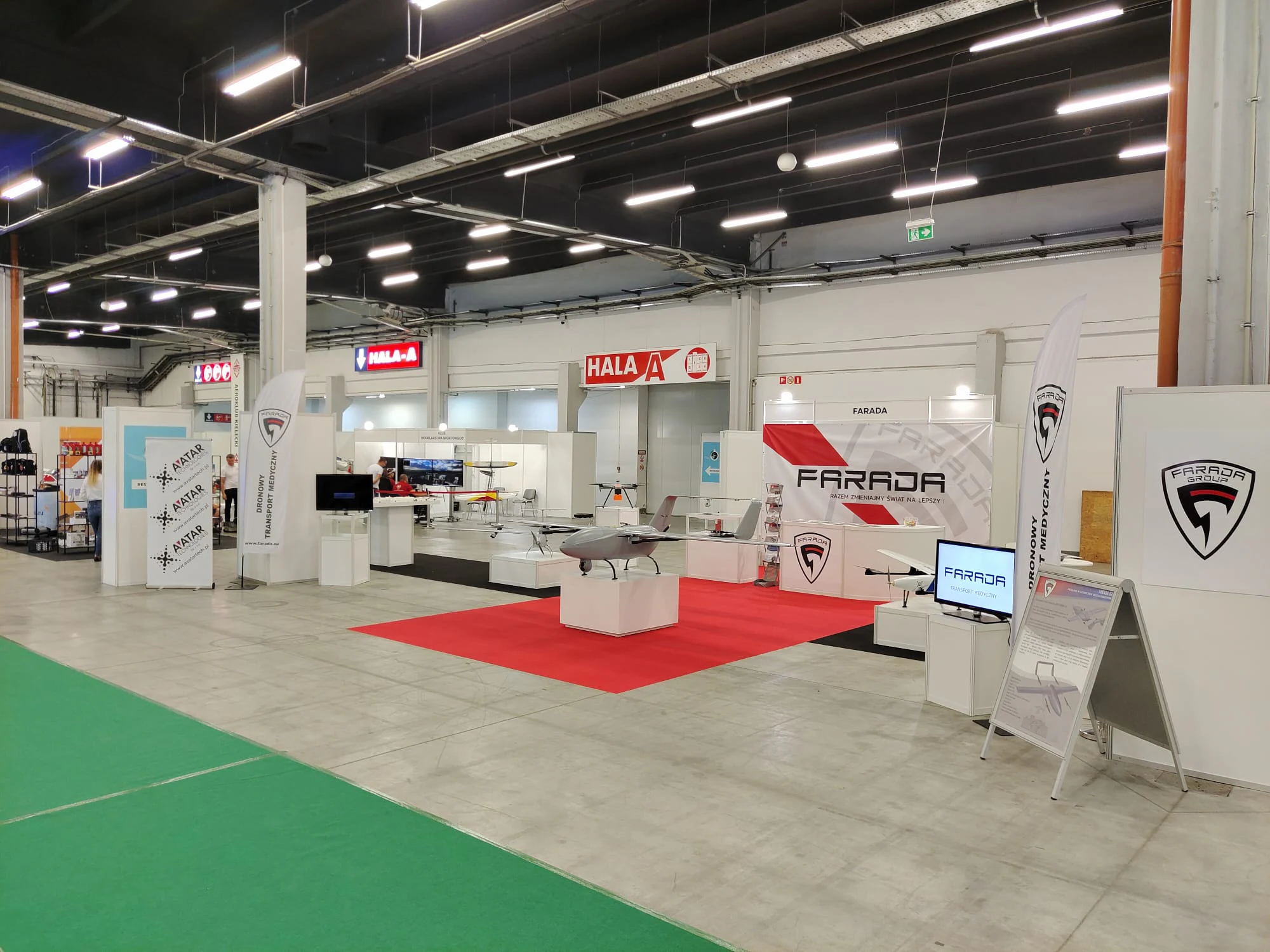Stoisko Farada Group w hali A targów lotniczych w Kielcach