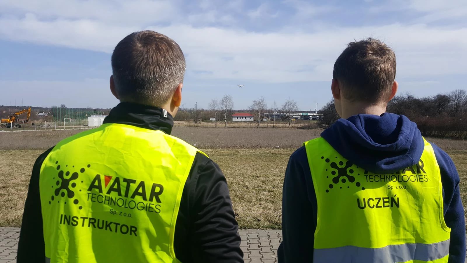 Szkolenie operatorów UAVO - instruktor i kursant obserwują lot